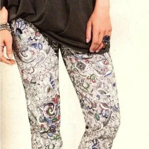 LISETTE Women pants size 0.White ,paisley,ankle length,tummy control,pull on,NWT